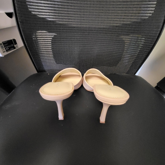 Ladies Shoes - Picture 2 of 3